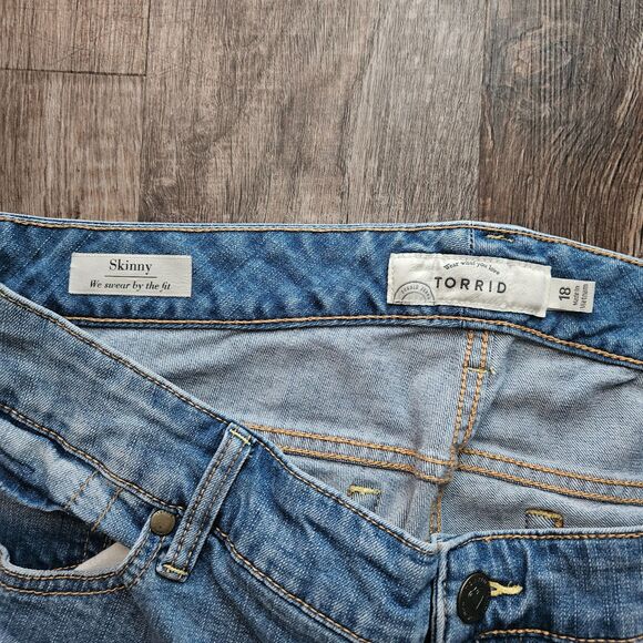 Torrid Ombre Skinny Capri - Picture 3 of 3